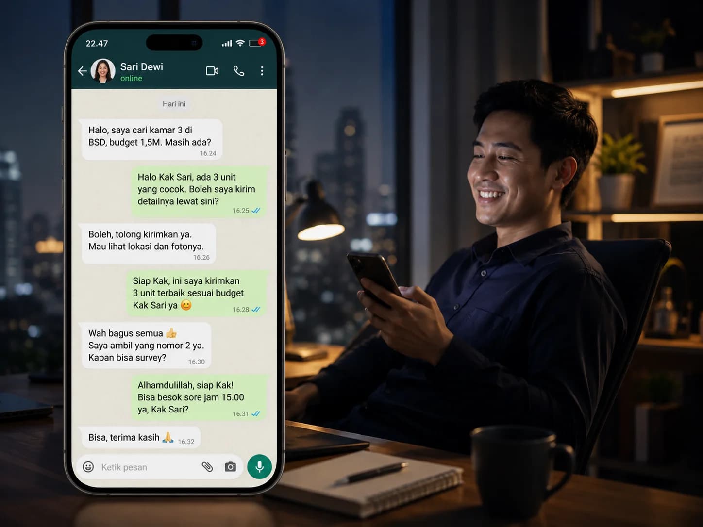 Hand hold phone tampilkan bot cold reply harga, avatar customer 'Budi Santoso', mood cafe sepi (Fitur 1 · Pain)